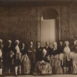 Manuel Fontanals, Enzo Ferrieri ed Eugenio Levi con la compagnia del Teatro d’Arte del Convegno, sulla scena de Gli innamorati di Carlo Goldoni, Palazzo Litta, 1924