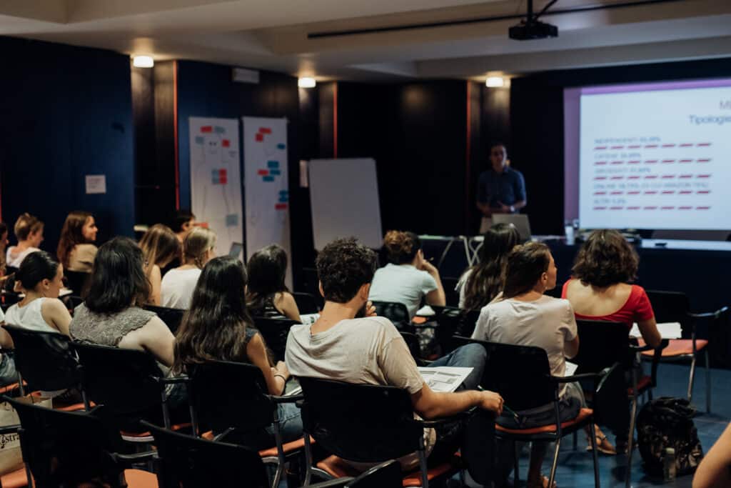 La classe di studenti del Master in Editoria 2019 ascolta una lezione dedicata al mercato editoriale