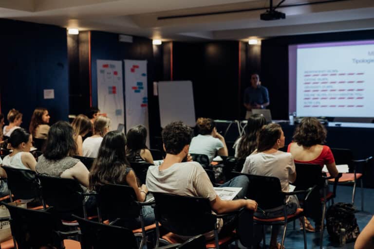 La classe di studenti del Master in Editoria 2019 ascolta una lezione dedicata al mercato editoriale