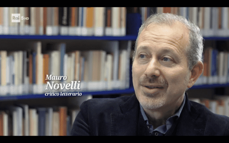 mauro novelli nella sala di studio di Fondazione Mondadori durante le riprese del programma l'atlante che non c'è