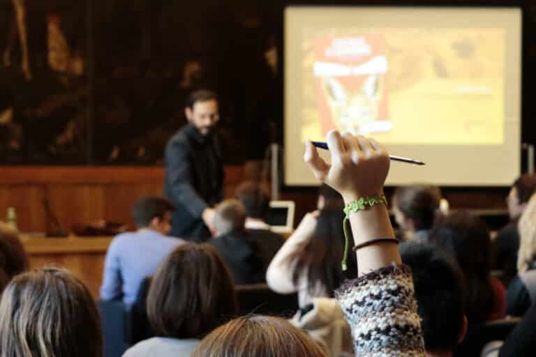 una studentessa alza la mano durante un incontro di Bookcity