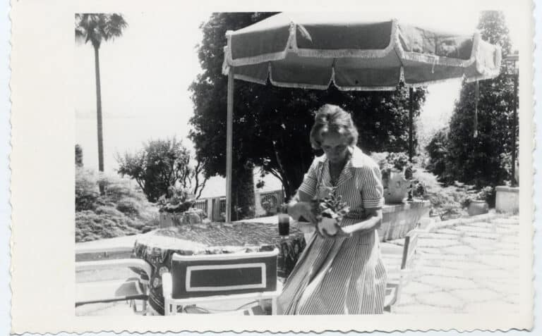 Andreina Mondadori nel giardino della villa Mondadori a Meina